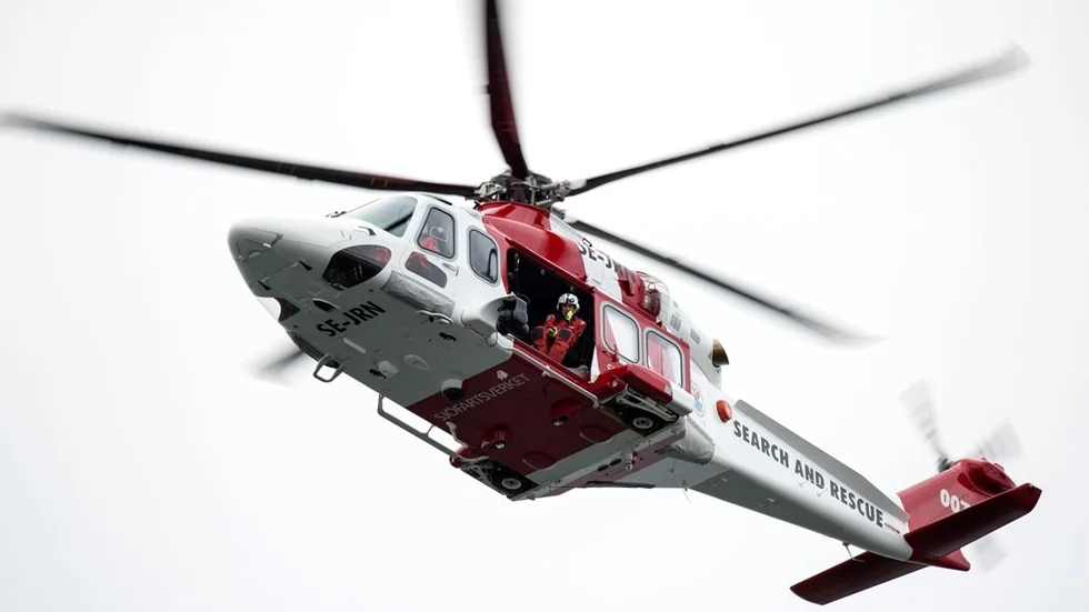 NORRKÖPING 2016-01-29 
Sjöfartsverkets räddningshelikopter Lifeguard 007 ( AW 139 SE-JRN ) söker över sjön Glan utanför Norrköping efter att någon hört en räddningsvisselpipa ljuda över isen. Räddningshelikoptern söker tillsammans med två svävare och räddningstjänstens dykare efter en eventuell nödställd person. 
Foto: Johan Nilsson / TT / Kod 50090