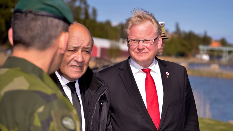 KAPABEL. Peter Hultqvist tar ansvar för den svenska försvarspolitiken. Här tillsammans med sin franska motsvarighet.