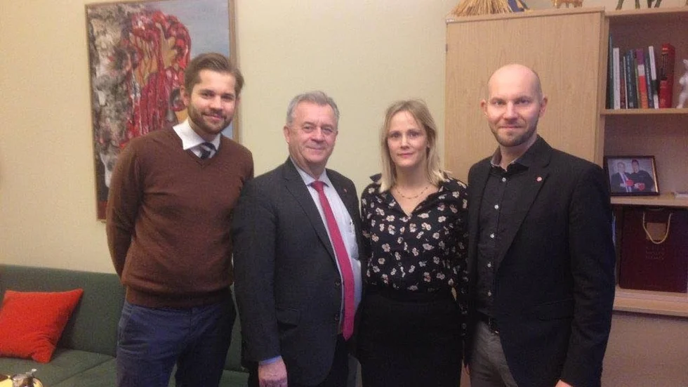 STABEN. Landsbygdsminister Sven-Erik Bucht och hans stab önskar läsarna ett gott slut på 2016 och en bra start på 2017! På bilden syns Bucht flankerad av de politiska tjänstemännen Jakob Brandt och Claes Nordmark samt pressansvariga Maria Soläng.