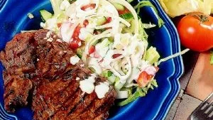 Grillat med sallad. Det behövs sällan mer än sallad och dressing till en grillad köttbit.Foto: Dan Strandqvist