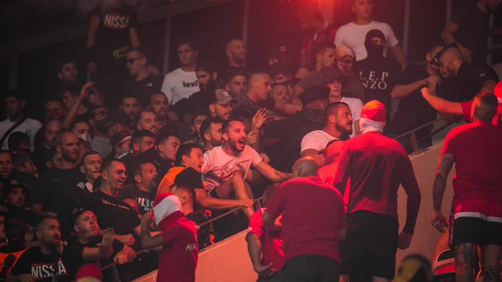 Skandalscener i Frankrike i Europa Conference League.