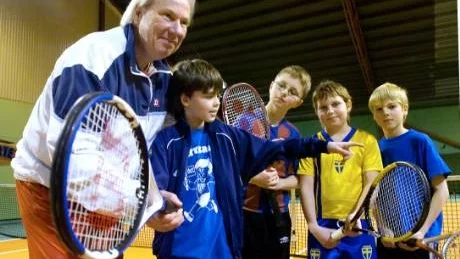 Olle Mattsson med några av deltagarna i tennislägret i Åby tennishall, från vänster Kristoffer Maras, Einar Ottesen, Marcus Gundersen och Jesper Sundström.         Foto: Titti Olovsson