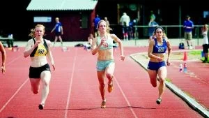 Topptider på 100 meter. I F19-klassen sprang Julia Skugge, t v, på 11.98 vilket innebär att hon är klar för junior-EM. Tjalves Ellinor Rosenquist (i mitten) blev trea med tiden 12.58. Foto: Andreas Skogh.