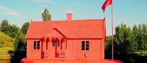 En röd liten stuga 
på turné i kanalen