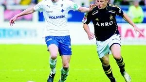 Linus Hellman var en av få IFK-are som stod upp mot de  fysiskt starkare division 3-spelarna. 				 Foto: Titti Olovsson