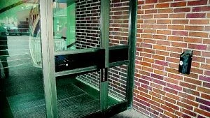 Rullstolsburna får problem när de ska ta sig in i "bankhuset" i Finspångs centrum. Vid en av entréerna mot Kalkugnsvägen finns det till exempel ingen automatisk dörröppnare. Foto: Magnus Petersson