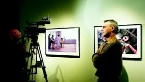 Paul Hansen (till höger) är en uppskattad och prisad fotograf som plåtades flitigt vid pressvisningen igår på Arbetets museum. Men utställningen Människa Människa öppnar inte förrän i morgon. Bilderna bakom berättar om Afghanistan där Hansen var strax efter talibanernas fall.	 			          Foto: Robert Svensson