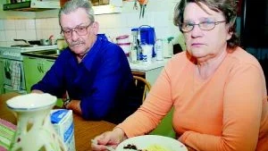 _ När man för en gångs skull behöver hjälp så får man inte det, säger Kenneth Gunnarsson och Lola Nordström. Foto: Malin Perk.