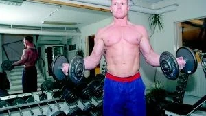Jimmy Davidsson är van att visa musklerna. I oktober ska han stå på SM-scenen och visa upp sig för en jury. "Det gäller              att charma dom". Det som driver Jimmy Davidsson, 34, att hålla på med bodybuilding är att han gillar att hålla sig i form. "Jag mår bra av att träna                  och äta rätt". Foto: Malin Perk