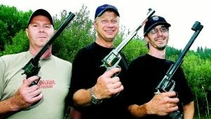 Det blev ett lyckat arrangemang för Åby SK i SM i Magnumskytte. Klubben tog ett silver och ett brons i Lag-tävlingarna och inviduellt tog Ulf Håkansson (mitten) guld. Övriga på bilden är Mats Andersson (t v) och Jörgen Coursell (t h) som båda tillhör Åby SK.Foto: Robert Svensson
