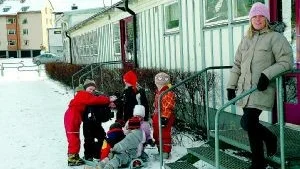Marika Andersson, rektor vid Grosvads rektorsområde, tycker att skolministerns förslag att betygsätta elever redan från första klass är märkligt. På bilden syns hon vid Lillängsskolan och i bakgrunden leker några av skolans yngsta elever som kan bli berörda om förslaget gås igenom.Foto: Magnus Johansson