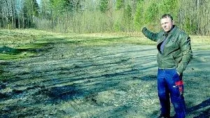 Staffan Pacsay är ordförande i Storängsskolans skolråd. Han vill ha en säkrare skolväg för barnen. Bland annat vill Skolrådet att en ny parkering med några snabbstoppsparkeringsplatser ska byggas bakom Storängsskolan. Foto: Magnus Johansson
