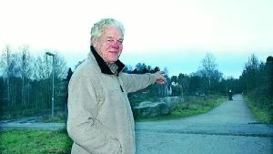 Yngve Gustavsson vid Lillsjön och den oupplysta gång - och cykelvägen som som går upp mot Sjöviksvägen. Hans medborgarförslag innebär att man belyser sträckan. Ett skidspår står också på önskelistan. Foto: Ann Björling