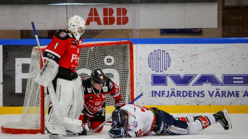 SKADAD. Piteås formstarke forward Emil Wrenman (i mitten) kolliderade med målburen under onsdagens träning - och bröt armen på två ställen. (arkivbild).