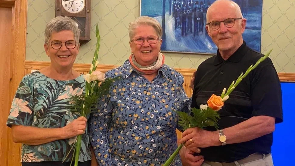 Britt-Marie Niemi (mitten), ordförande i Piteå reumatikerförening, överräckte blommor till Mona Olofsson och Kurt Boman som tack för deras uppskattade besök.