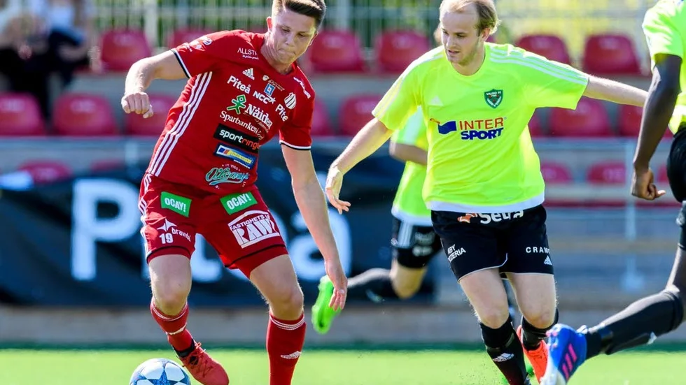 SUCCÉ. Joel Edström gjorde en mycket bra säsong och blir kvar i PIF. (Arkivbild)