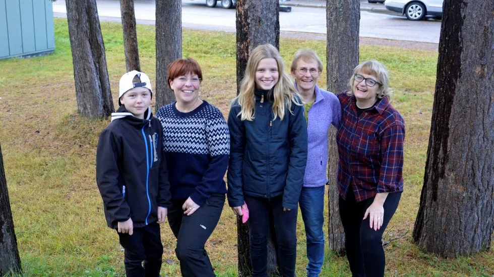 Fem glada pristagare. De är de första i Arjeplog som har avlagt Silverklassikern. Från vänster Hugo Karlberg, Linda Karlberg, Ebba Holmgren, Ingrid Westerlund och Maria Söderberg.
