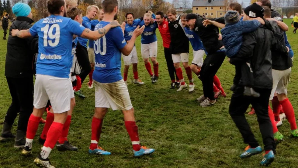 UPP. Alterdalen firade division 4-platsen efter kvalvinsten mot Kalix 2. Men förbundet måste flytta upp Älvsbyn också.