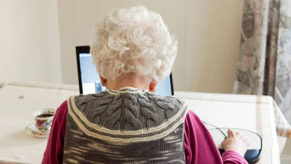 Positivt. Många äldre får bättre livskvalitet genom att hålla kontakten med nära och kära på internet.