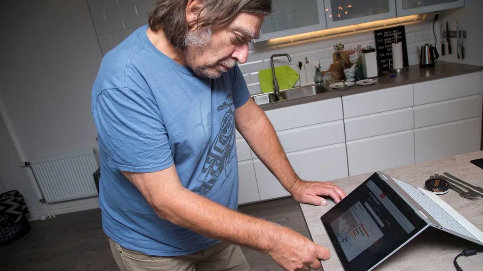 Anders Nordin följer valresultatet på valvakan på Djupviken.