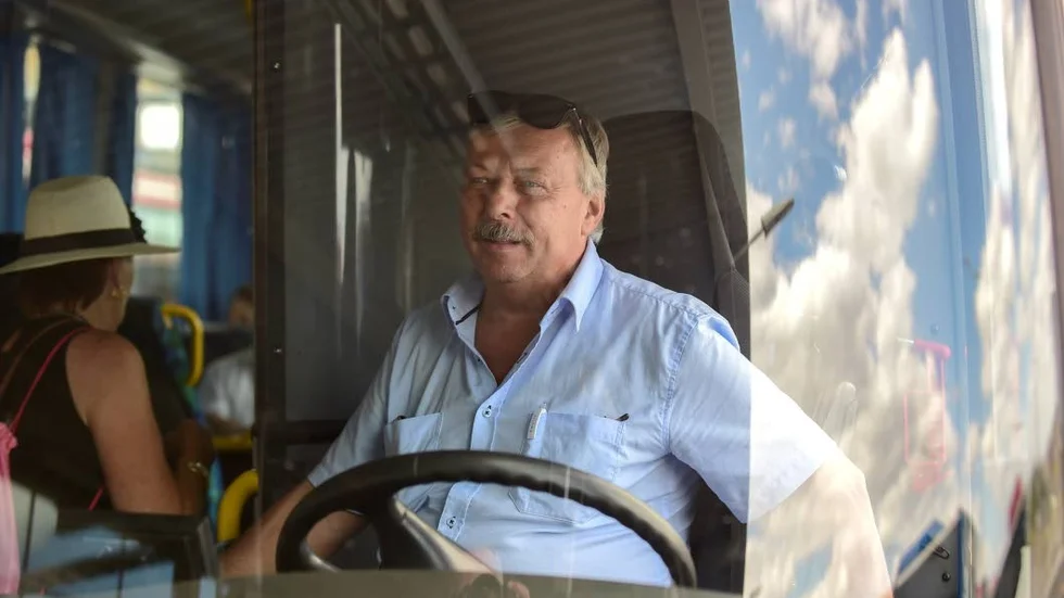 Bakom ratten i en av bussarna på Nacka-Värmdölinjen i Stockholm sitter 62-årige Leszek Plewinski. Han säger att det är ”helt galet” att det inte finns någon övre gräns för hur varmt det får vara i en arbetsmiljö.