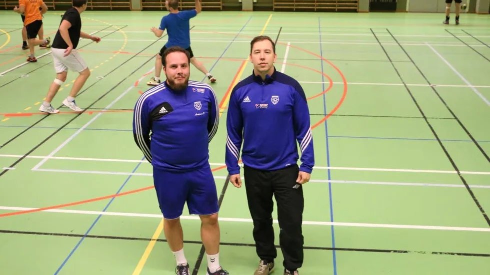 Andreas Wiklund och Thom Älmreos är tränare i Öjebyn som åter har ett A-lag i handboll.