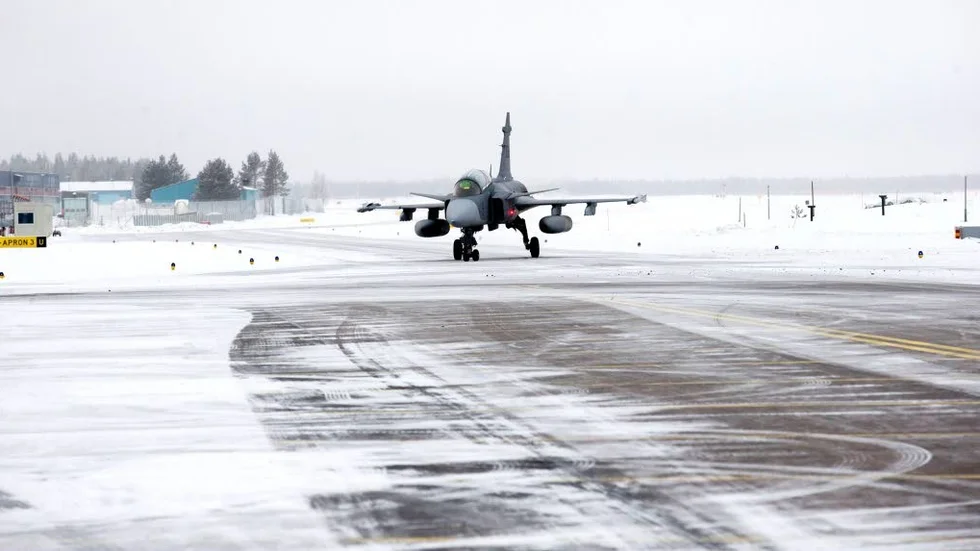 Vi hör Nato-planen starta och landa från F21/Kallax hela dagarna, men vi är många som tycker det är förfärligt. Nato ut ur Sverige, skriver Lars O. Nilsson. (Arkivbild)