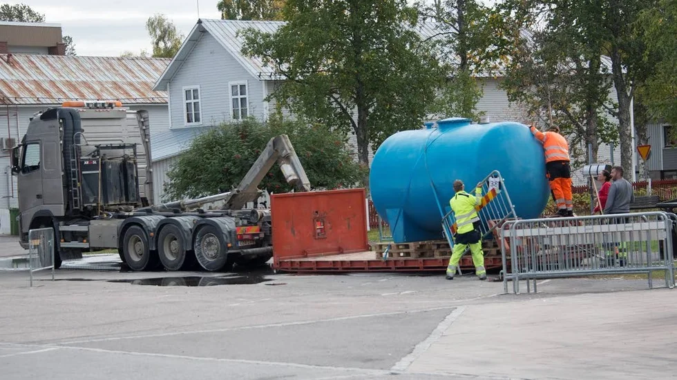Vattentanken på torget lastas och återförs till Älvsbyn. Larmet om eventuellt förorenat vatten inom Arvidsjaurs tätort visade sig vara felaktigt. En förväxling av prover ligger bakom, och de höga halterna finns bara vid vattentäkten som försörjer Arvidsjaurs flygplats.
