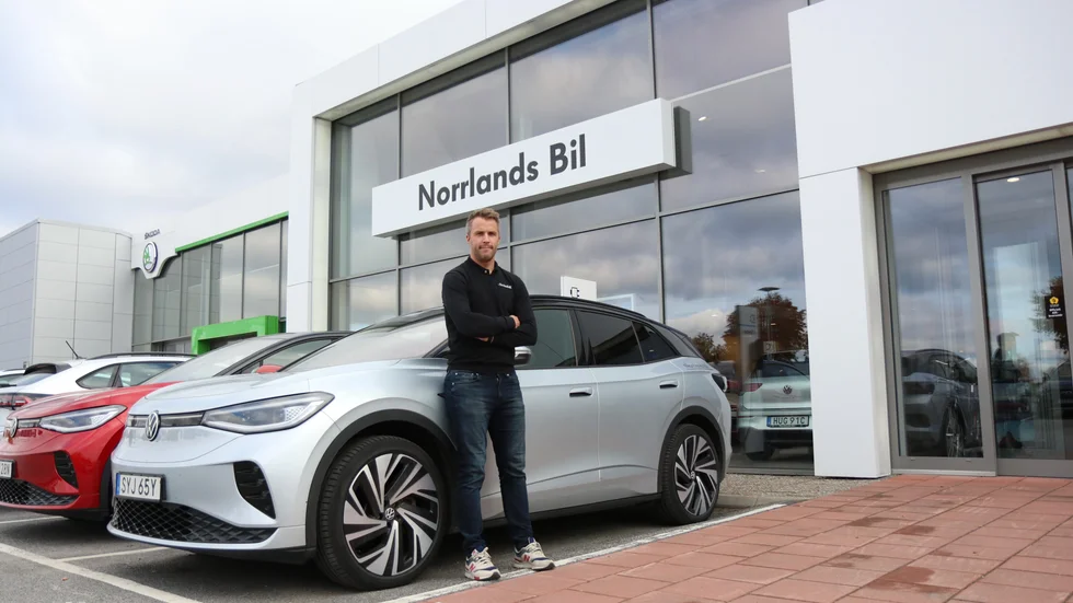 Volkswagen ID 4 GTX är en rymlig, fyrhjulsdriven suv. ”Det är en av de mest populära elbilsmodellerna hos oss, säger Pontus Petterström, säljare på Norrlands bil i Skellefteå.