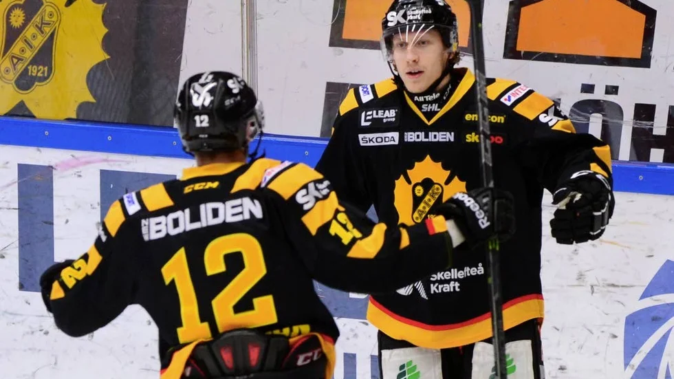 John Norman uppvaktas av Adam Pettersson efter 1-0 målet i SHL-matchen mellan Skellefteå AIK och Modo Hockey.