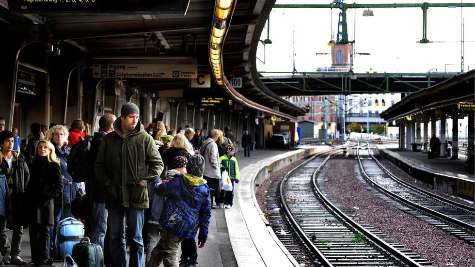 Tågen kommer och går, men sällan i tid och ibland är det helt stopp.  
Nu satsar regeringen på att förbättra och säkra spåren. En god början.
