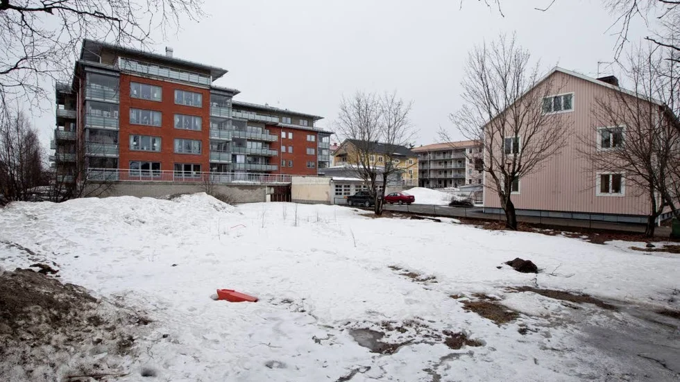 Tomt var´e här – men nu vill Tomas Viksten Fastigheter AB fylla tomten med ett nybygge, som även inkluderar den markyta som blir disponibel när det äldre rosa bostadshuset till höger rivits.