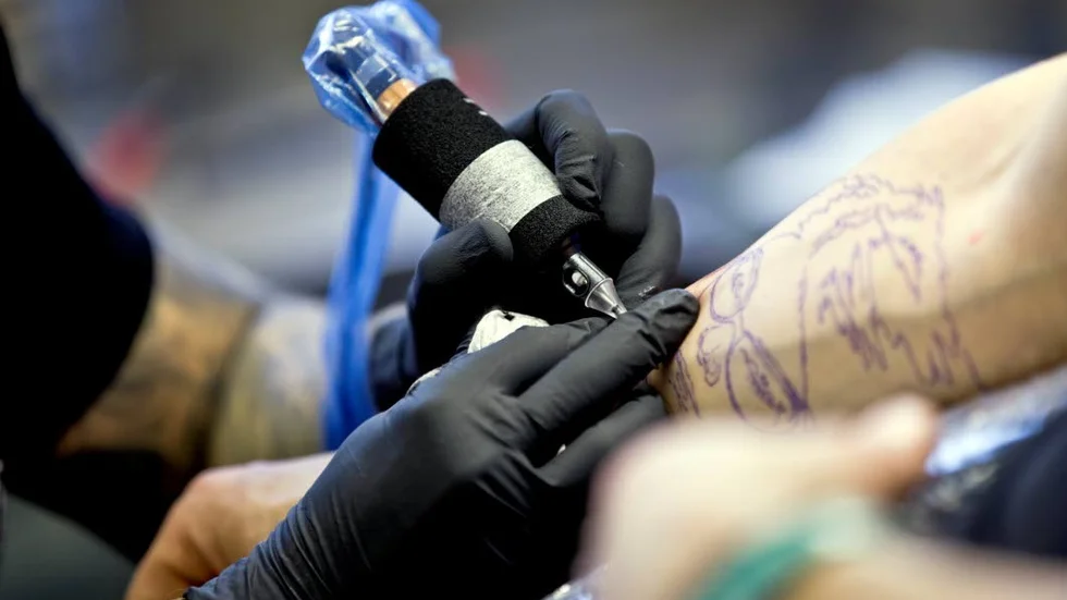 Att smycka kroppen i tatueringar är en konstform som kan spåras tusentals år tillbaka och som i dag kan göras på många olika sätt.