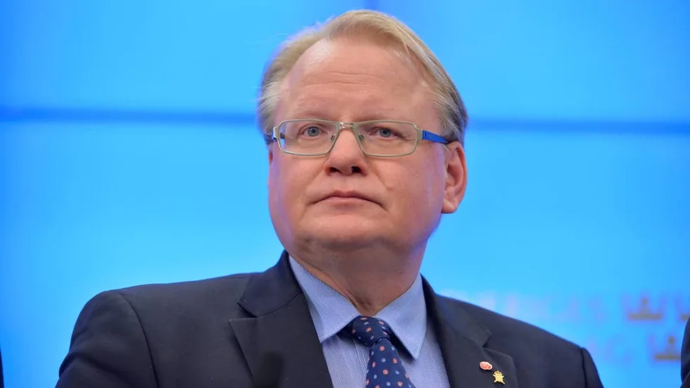 Viktigt för Sverige och en signal till omvärlden är försvarsminister Peter Hultqvists kommentar till försvarsöverenskommelsen.