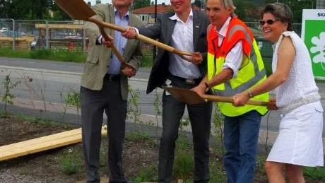 (Fr v) Dag Hermelin, styrelseordförande i Ramunderstaden; Håkan Danielsson, marknadsdirektör för Skanska Sverige; Anders Larsson, projektledare i Skanska samt Gun Nycander, Miljömärkning Sverige AB tar ett ordentligt spadtag. Foto: Patrik Selsfors