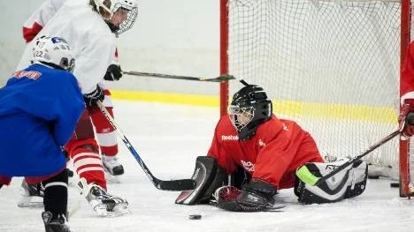 Målvakten Liam Klefbäck ser ut att hå koll på skottet från Melker Eriksson (i mitten). Foto: Robert Svensson