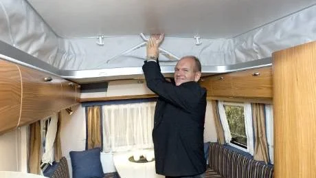 - Det här är en finess på den här husvagnen att lyfta upp taket när man ska använda den, säger Richard Gustavsson från Dag"s Husvagnscenter i Norrköping. Med nedfällt tak går den sedan in i garaget hemma, om man så vill.