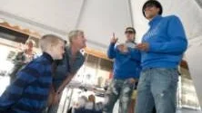 IFK-spelarna Martin Smedberg Dalence och Bobbie Friberg da Cruz, skrev i går autografer och snackade med folk på stan. Här väntar Melker Samson (vars morfar Jan-Åke Jonsson har varit målvakt i IFK) och mormor Gunvor Jonsson på autografer, när bläcket i IFK-arnas penna tog slut.