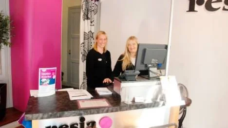 Mette Gunder och Ann-Christine Crona hjälper resesugna att hitta rätt