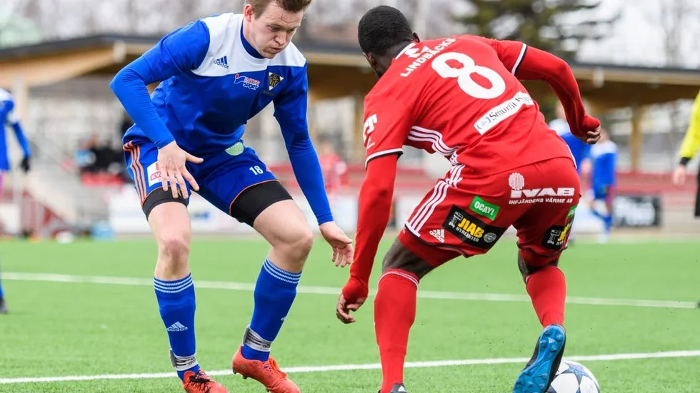 VASS. Piteås Samuel Naiwo utgjorde ett hot mot Bollnäs högerkant - här mot Martin Nilsson - under matchen.