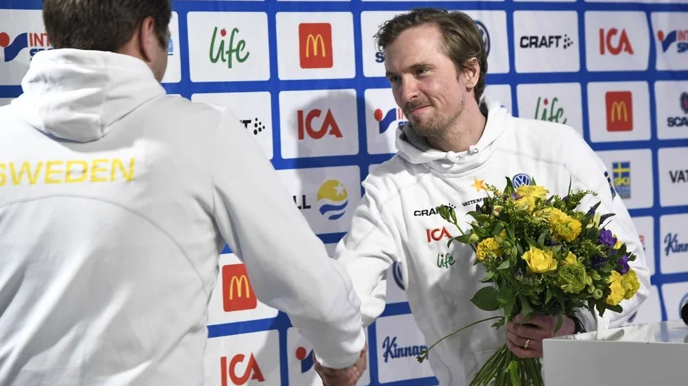STOCKHOLM 20170412
Längdskidåkaren Johan Olsson tackas av med en blombukett av längdskidförbundets Johan Sares vid en presskonferens på onsdagen när Olsson lägger elitskidorna på hyllan. Sex OS-medaljer och åtta VM-medaljer blev skörden under karriären.
Foto: Claudio Bresciani / TT / kod 10090