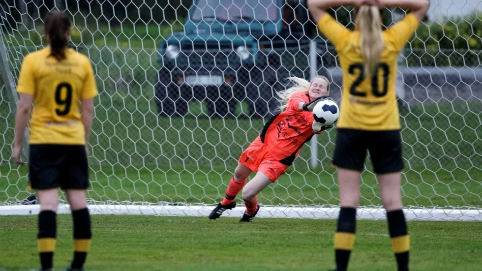 TAGIT ALLT. Infjärdens målvakt Rebecca Strandberg har inte släppt in en enda boll så här långt i fotbollstvåan. (Arkivbild)