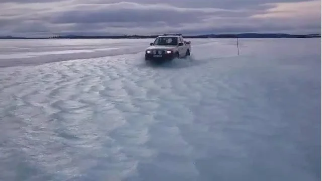 Kewal Singh filmade när kollegan Per Nordqvist körde i vågorna PÅ Uddjaurs is.