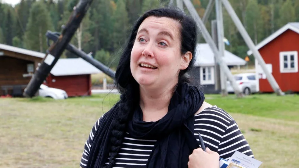 Guide. Naturguiden Elin Johansson, Piteå, guidar i naturen. Hon är försiktigt optimistisk vad gäller skattesänkningen för naturguider.