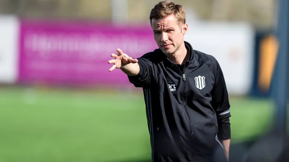 PREMIÄR. Nu är det dags för premiär i fotbollstvåan för tränaren Johan Norberg och hans Piteå IF. "Kul att komma igång", säger han. Johans uppgift blir att bygga ihop ett nästan helt nytt lag.