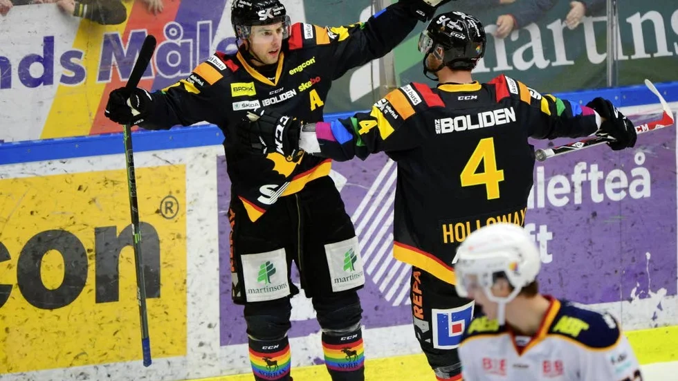 JUBEL. Joakim Lindström uppvaktas av Bud Holloway efter 2-1 målet i SHL-matchen mellan Skellefteå AIK och Djurgårdens IF.