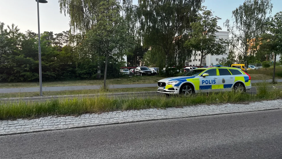 Polisen lämnar platsen efter att ha arbetat i flera timmar med olyckan. 