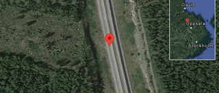 Personbil stillastående på E4 - helt stopp i ett körfält