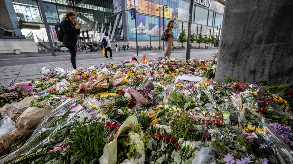 Ett hav av blommor vid Metrostationen utanför ingången till köpcentret Fields i Köpenhamn efter masskjutningen den 3 juli förra året. Arkivbild.
