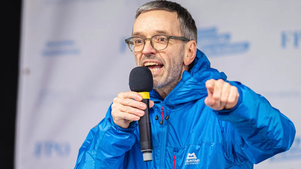 Österrikes FPÖ-ledare Herbert Kickl kallar de europeiska sanktionerna mot Ryssland meningslösa. Hans högerpopulistiska parti leder i opinionsmätningarna. Arkivbild.